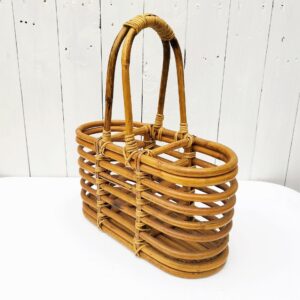 Porte bouteilles en rotin, comprenant trois compartiments. Idéal pour un pique-nique chic et tendance Petites usures des liens sans gravité, des petites taches. Très bon état Hauteur : 37 cm Dimension casiers : 31,5 x 14 x 18,5 cm