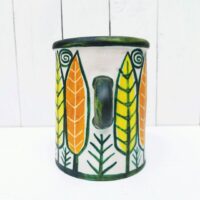 Vase ou pot à anse en céramique, à décor de feuilles colorées jaunes et orange. Un micro éclat sur le dessous, non visible une fois posé.  Très bon état.  Hauteur : 16 cm Diamètre : 12, 5 cm
