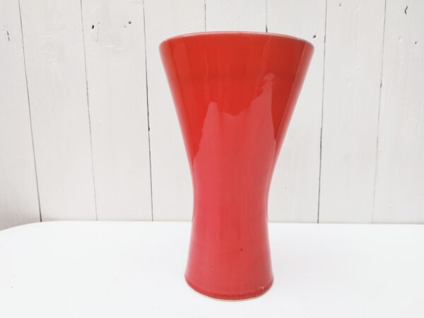 Grand vase diabolo par Roger Capron dans une rare couleur rouge. Deux micros égrénures et un éclat au col, un éclat recollé au talon, un défaut d'émaillage d'origine légères traces d'usage. Bon état général Hauteur : 25,5 cm Diamètre col : 16 cm