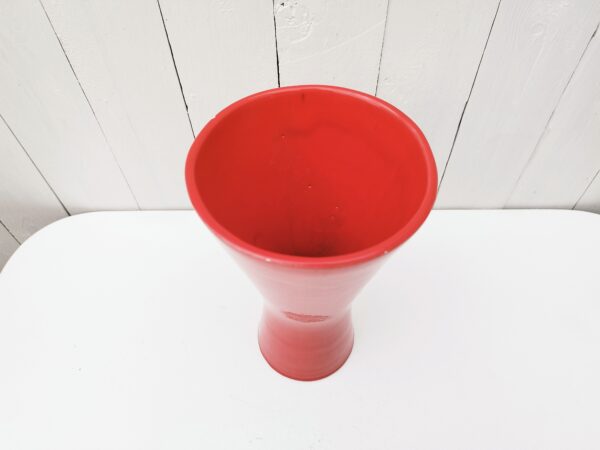 Grand vase diabolo par Roger Capron dans une rare couleur rouge. Deux micros égrénures et un éclat au col, un éclat recollé au talon, un défaut d'émaillage d'origine légères traces d'usage. Bon état général Hauteur : 25,5 cm Diamètre col : 16 cm