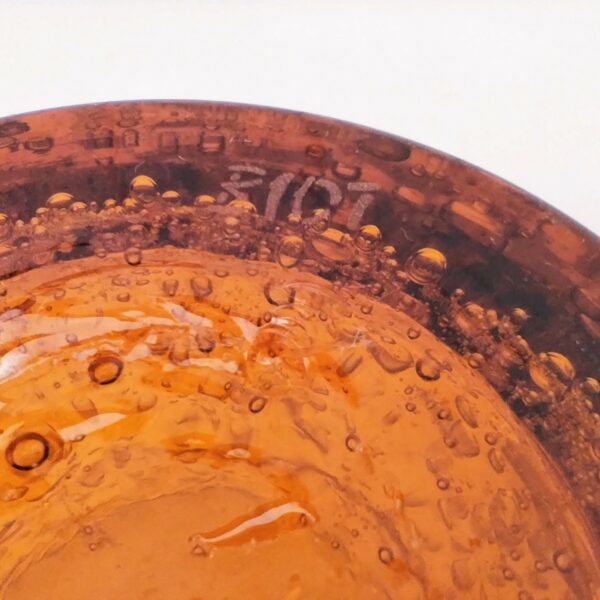 Paire verres en verre soufflé de la verrerie de Biot. Les bulles dans le verre sont typiques de cette manufacture. De couleur ambré. De très belle facture, ils sont assez lourd Très bon état. Hauteur   : 8 cm Diamètre  :  7 cm