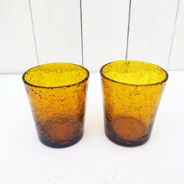 Paire verres en verre soufflé de la verrerie de Biot. Les bulles dans le verre sont typiques de cette manufacture. De couleur ambré. De très belle facture, ils sont assez lourd Très bon état. Hauteur   : 8 cm Diamètre  :  7 cm