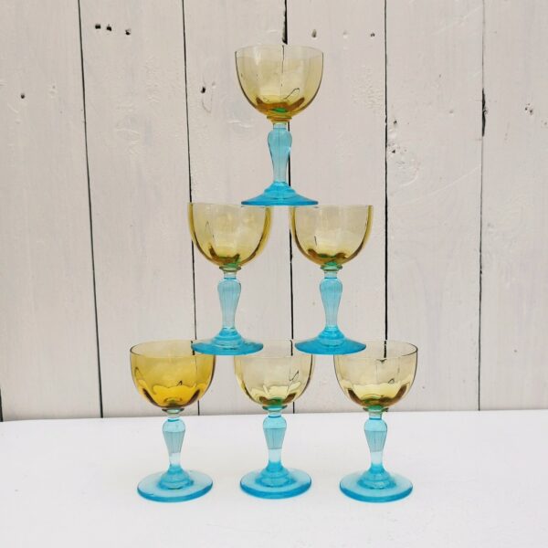 Six verres à porto anciens George Sand en verre de couleur ocre et pied bleu turquoise. Très bon état. Hauteur : 11 cm Diamètre : 6 cm