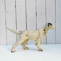 Cale porte ou bloque porte représentant un chien de chasse. certainement un pointer anglais au vu de sa morphologie et de sa position. En fonte peinte. Trace de corrosion, des petits manques de peinture. Bon état général. Dimensions : 36 x 20 x 9 cm