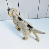 Cale porte ou bloque porte représentant un chien de chasse. certainement un pointer anglais au vu de sa morphologie et de sa position. En fonte peinte. Trace de corrosion, des petits manques de peinture. Bon état général. Dimensions : 36 x 20 x 9 cm