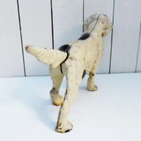 Cale porte ou bloque porte représentant un chien de chasse. certainement un pointer anglais au vu de sa morphologie et de sa position. En fonte peinte. Trace de corrosion, des petits manques de peinture. Bon état général. Dimensions : 36 x 20 x 9 cm