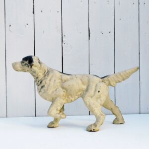 Cale porte ou bloque porte représentant un chien de chasse. certainement un pointer anglais au vu de sa morphologie et de sa position. En fonte peinte. Trace de corrosion, des petits manques de peinture. Bon état général. Dimensions : 36 x 20 x 9 cm