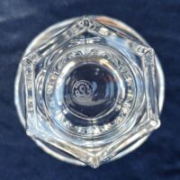 Pot ou petite coupe forme tulipe en cristal épais de Baccarat. Signé sur le dessous. Excellent état Hauteur : 10 cm Diamètre  : 12, 5 cm