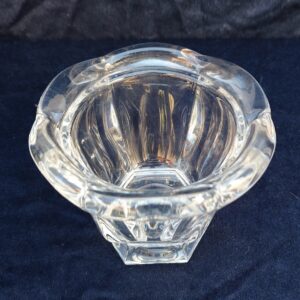 Pot ou petite coupe forme tulipe en cristal épais de Baccarat. Signé sur le dessous. Excellent état Hauteur : 10 cm Diamètre  : 12, 5 cm