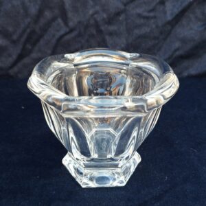 Pot ou petite coupe forme tulipe en cristal épais de Baccarat. Signé sur le dessous. Excellent état Hauteur : 10 cm Diamètre  : 12, 5 cm