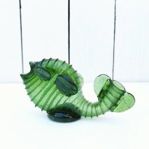 Flacon en verre soufflé de Murano représentant un poisson. Réplique de verrerie antique romaine. Manque son bouchon et peut être détourné en petit vase. Très bon état. Dimensions : 14 x 7 cm