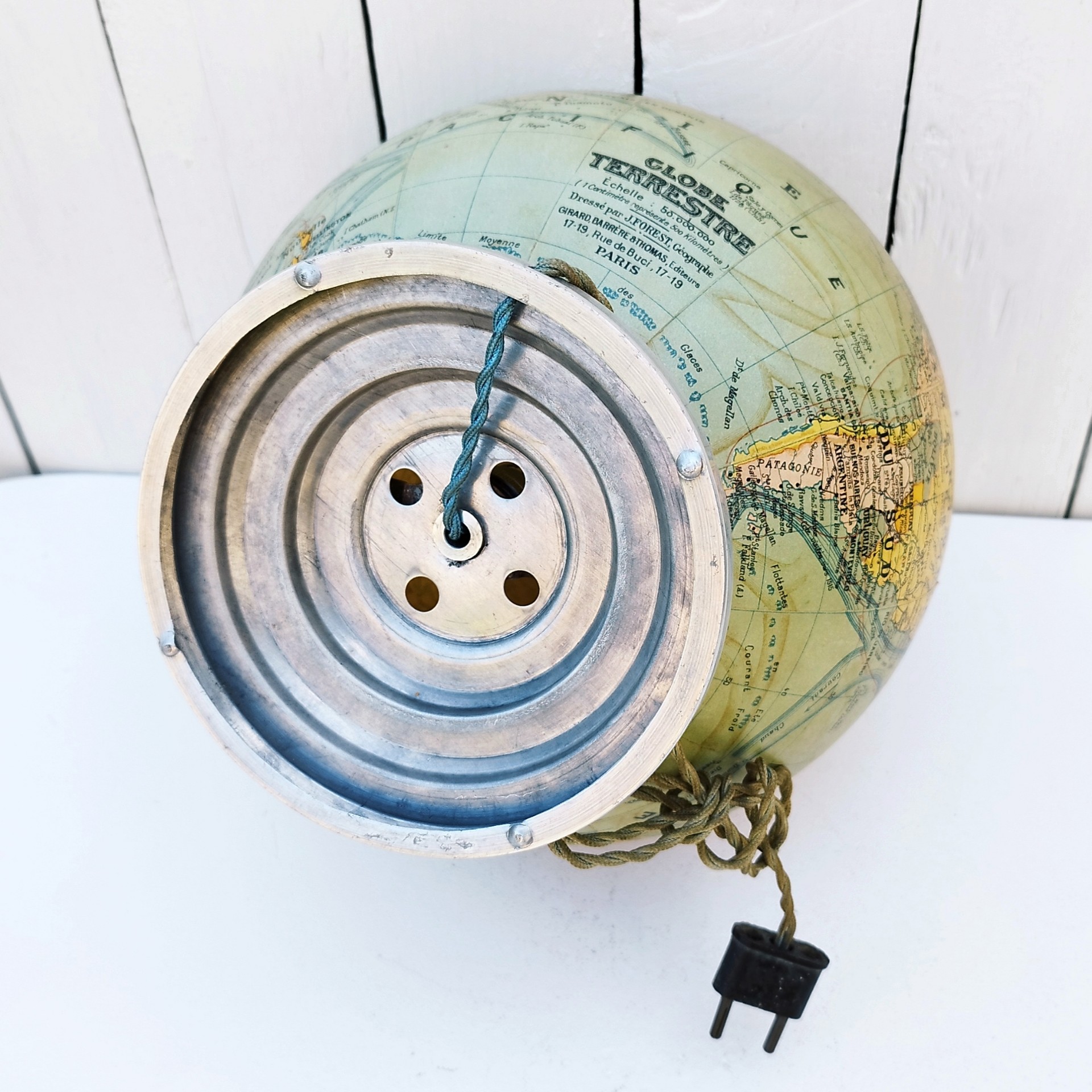 Beau globe lumineux art déco, pied en aluminium, globe en verre recouvert d'une carte du monde en papier, par le géographe J. Forest et édité par Girard,Barere et Thomas. Carte un peu jaunie sans gravité. Très bel état , pas de manque ni déchirure. Fonctionne très bien. Hauteur : 28 cm Diamètre : 25,50 cm
