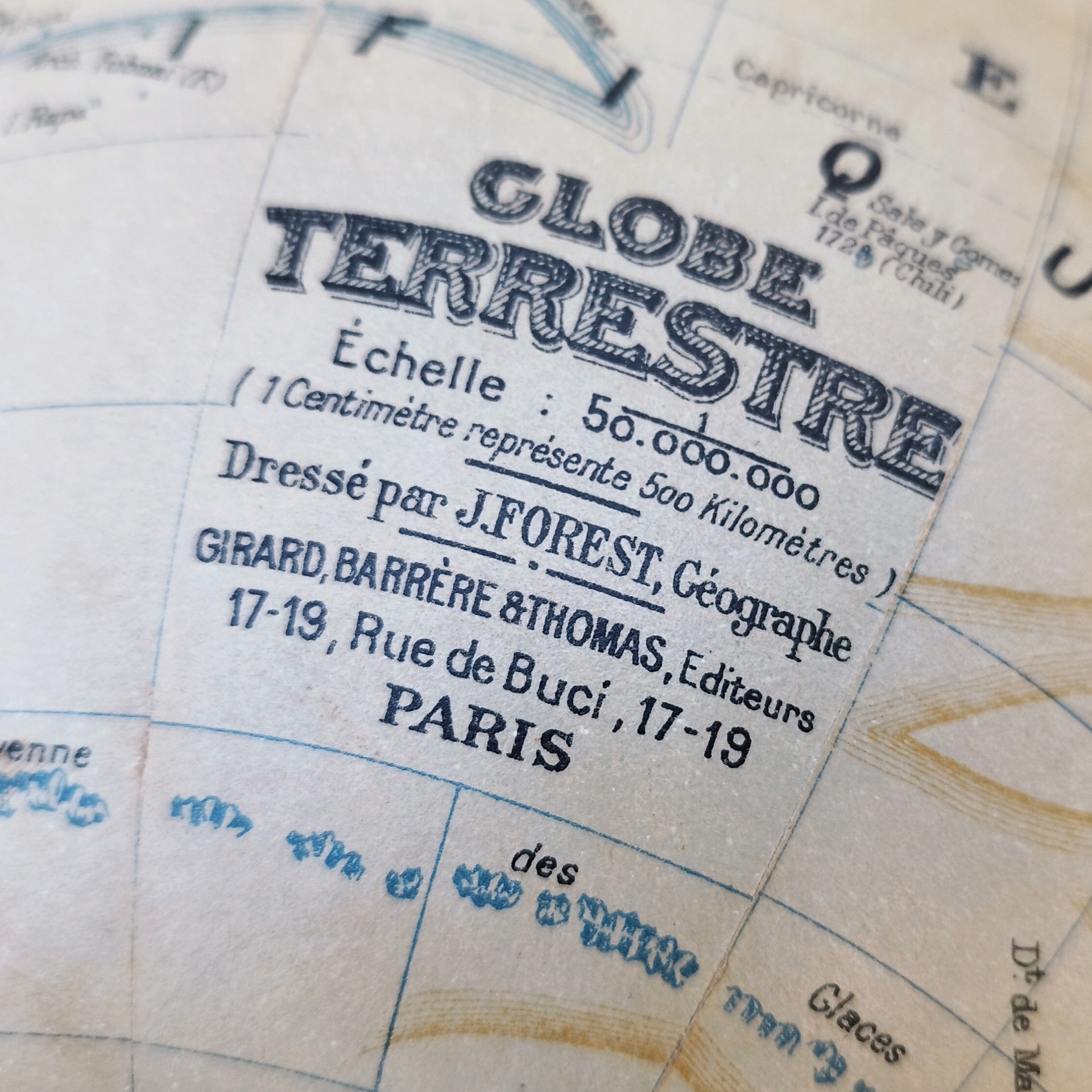 Beau globe lumineux art déco, pied en aluminium, globe en verre recouvert d'une carte du monde en papier, par le géographe J. Forest et édité par Girard,Barere et Thomas. Carte un peu jaunie sans gravité. Très bel état , pas de manque ni déchirure. Fonctionne très bien. Hauteur : 28 cm Diamètre : 25,50 cm