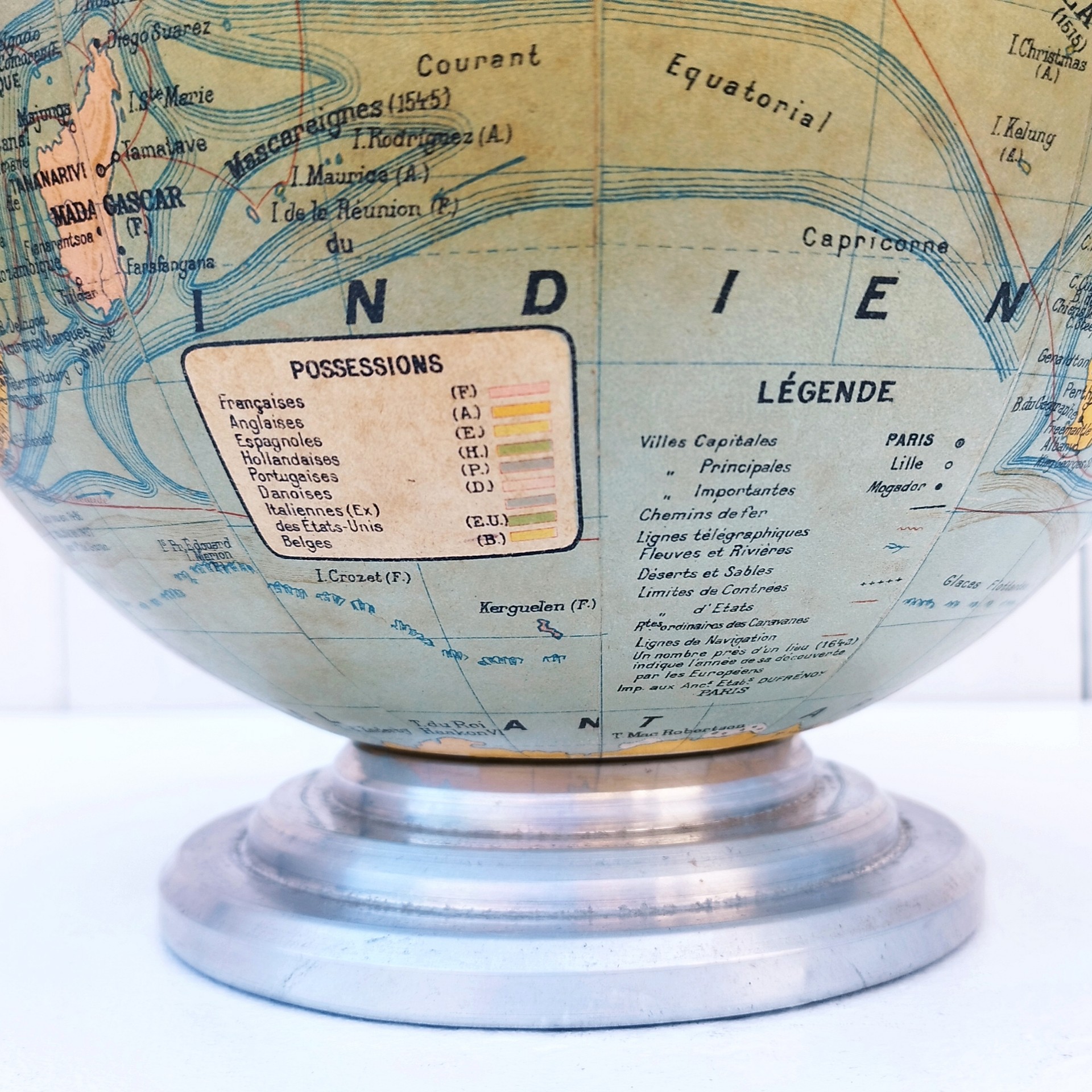 Beau globe lumineux art déco, pied en aluminium, globe en verre recouvert d'une carte du monde en papier, par le géographe J. Forest et édité par Girard,Barere et Thomas. Carte un peu jaunie sans gravité. Très bel état , pas de manque ni déchirure. Fonctionne très bien. Hauteur : 28 cm Diamètre : 25,50 cm