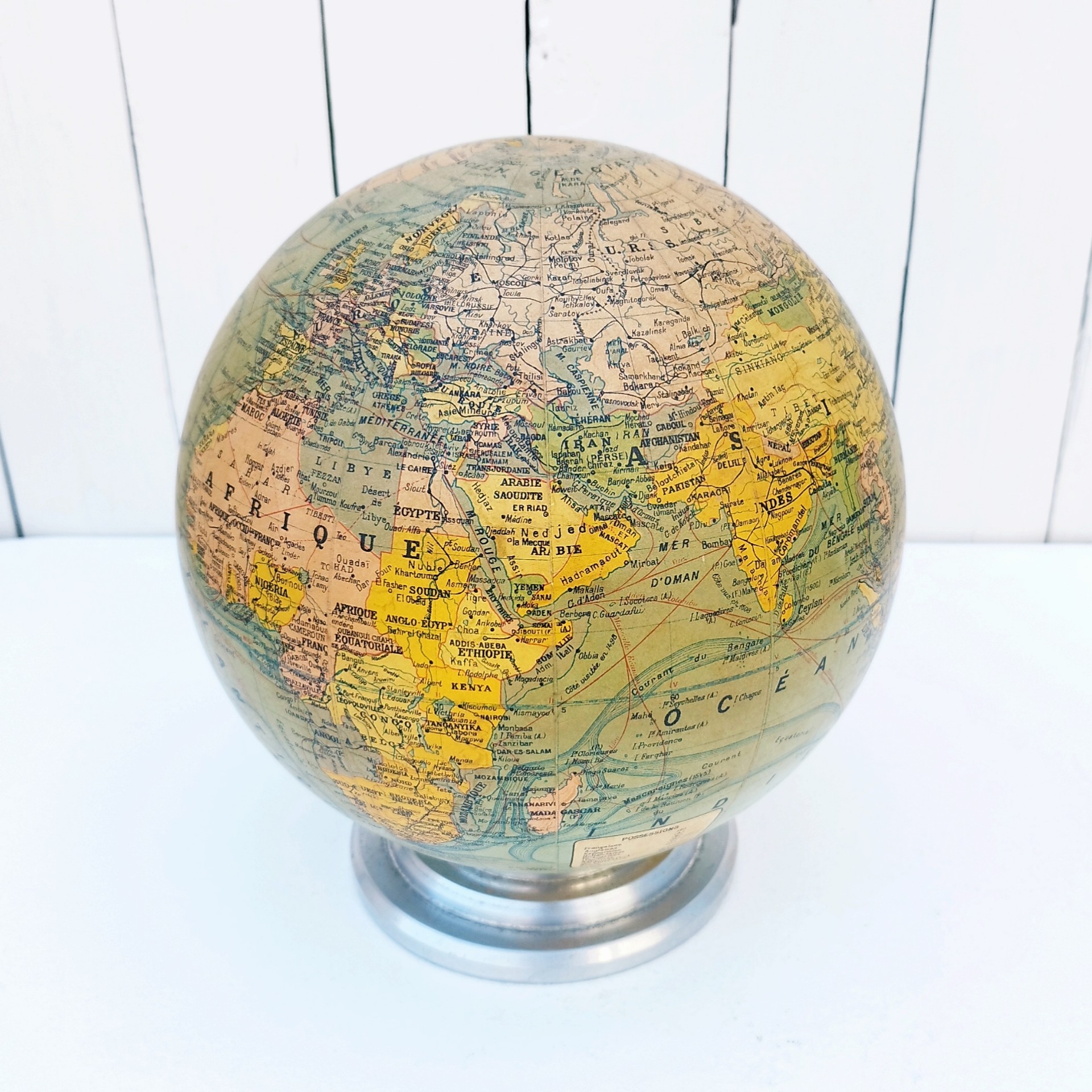 Beau globe lumineux art déco, pied en aluminium, globe en verre recouvert d'une carte du monde en papier, par le géographe J. Forest et édité par Girard,Barere et Thomas. Carte un peu jaunie sans gravité. Très bel état , pas de manque ni déchirure. Fonctionne très bien. Hauteur : 28 cm Diamètre : 25,50 cm