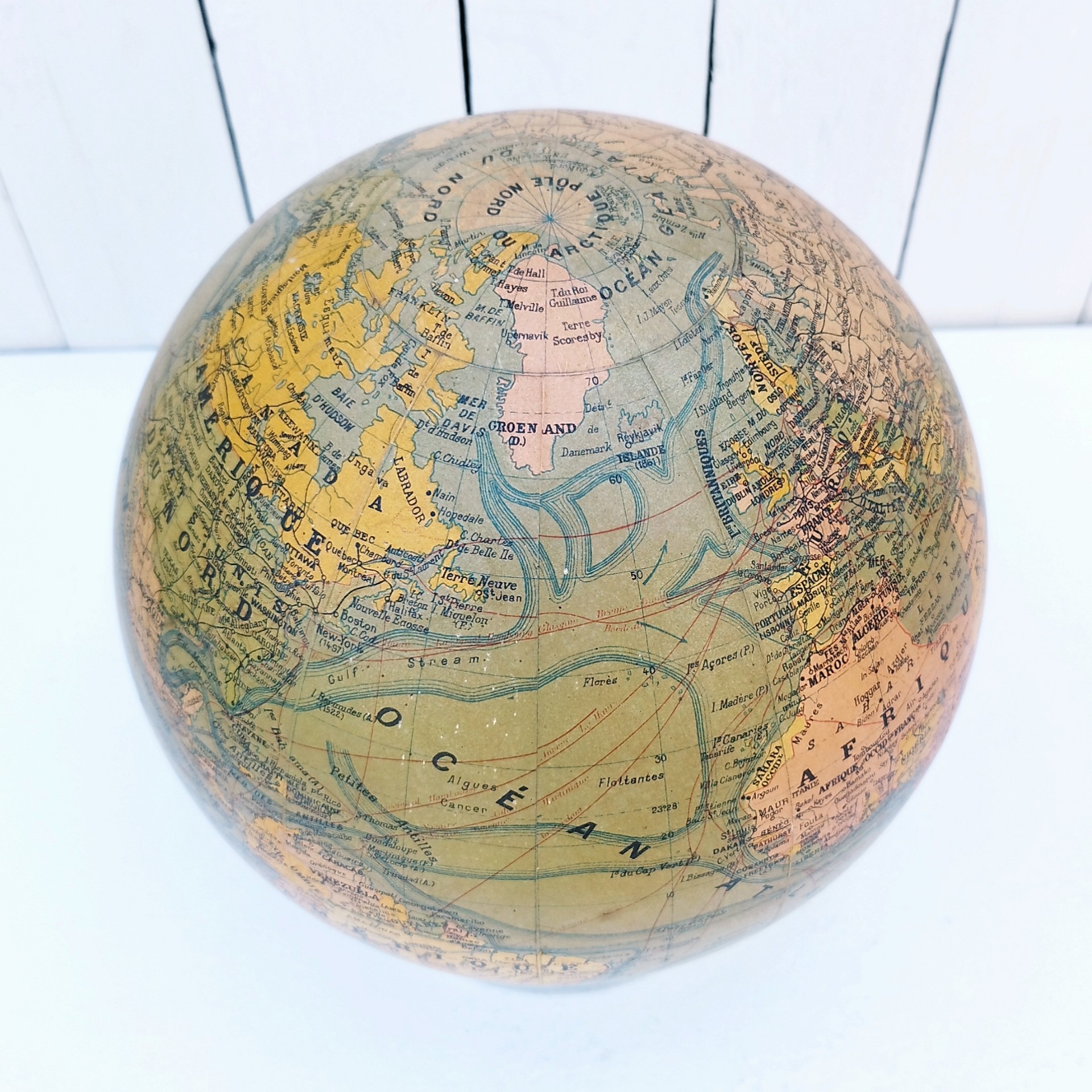 Beau globe lumineux art déco, pied en aluminium, globe en verre recouvert d'une carte du monde en papier, par le géographe J. Forest et édité par Girard,Barere et Thomas. Carte un peu jaunie sans gravité. Très bel état , pas de manque ni déchirure. Fonctionne très bien. Hauteur : 28 cm Diamètre : 25,50 cm