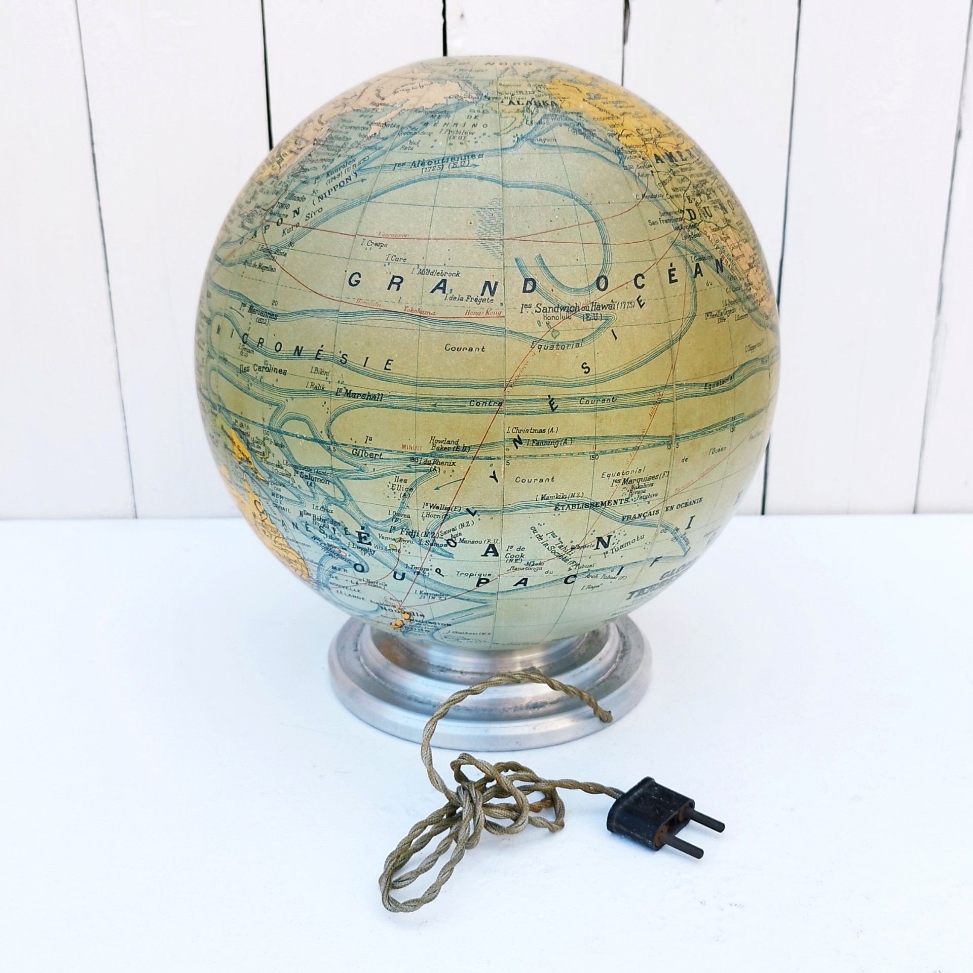 Beau globe lumineux art déco, pied en aluminium, globe en verre recouvert d'une carte du monde en papier, par le géographe J. Forest et édité par Girard,Barere et Thomas. Carte un peu jaunie sans gravité. Très bel état , pas de manque ni déchirure. Fonctionne très bien. Hauteur : 28 cm Diamètre : 25,50 cm