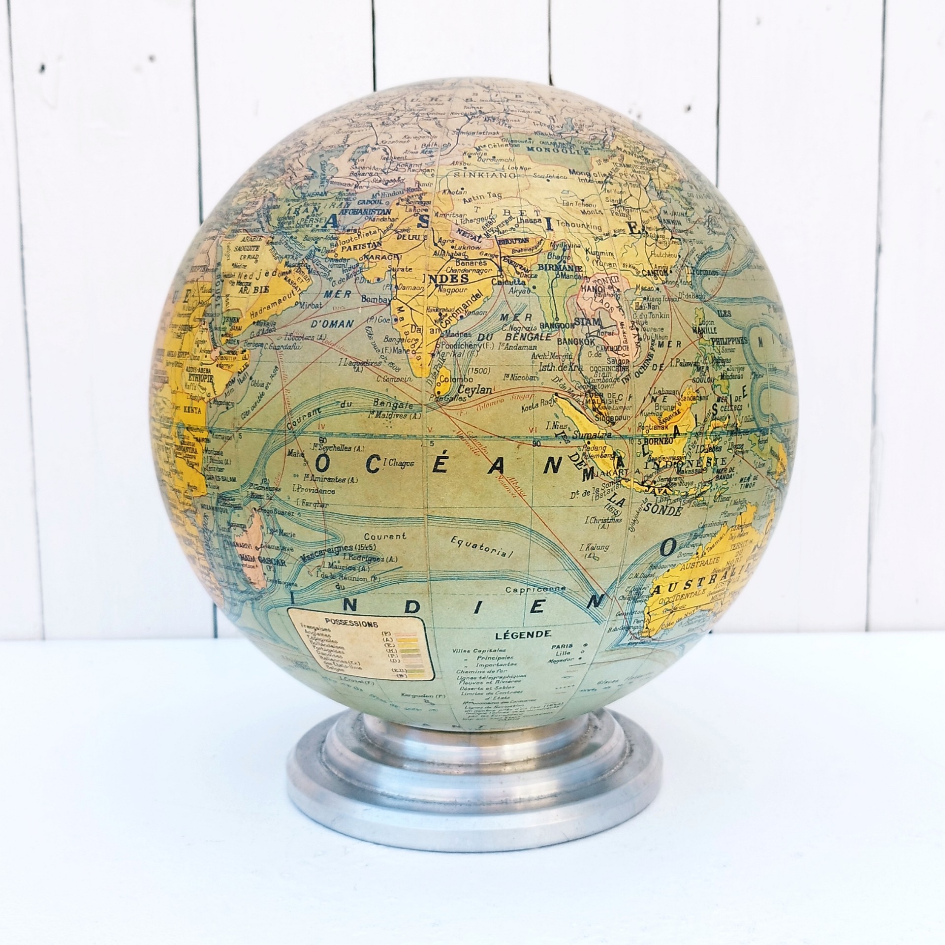 Beau globe lumineux art déco, pied en aluminium, globe en verre recouvert d'une carte du monde en papier, par le géographe J. Forest et édité par Girard,Barere et Thomas. Carte un peu jaunie sans gravité. Très bel état , pas de manque ni déchirure. Fonctionne très bien. Hauteur : 28 cm Diamètre : 25,50 cm