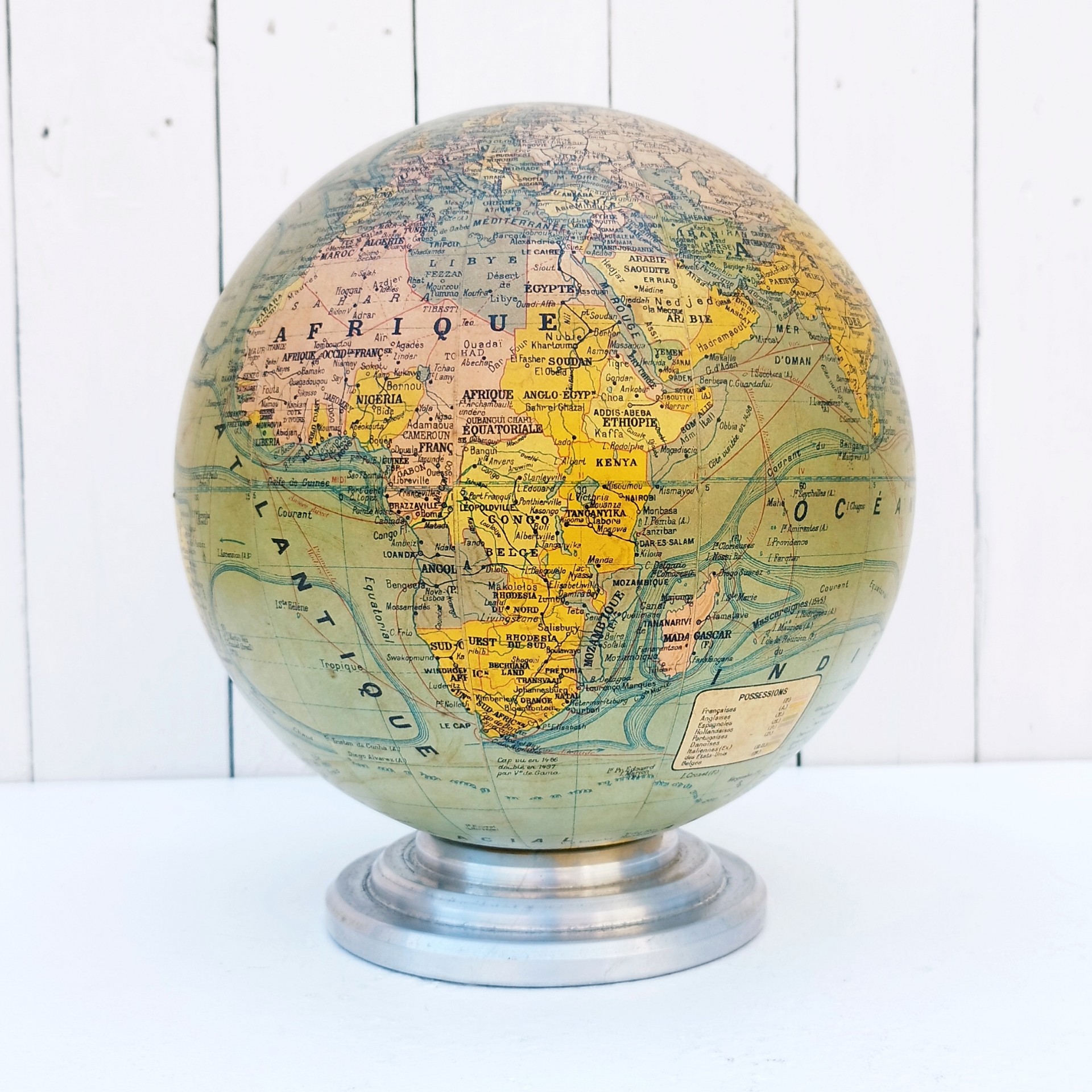 Beau globe lumineux art déco, pied en aluminium, globe en verre recouvert d'une carte du monde en papier, par le géographe J. Forest et édité par Girard,Barere et Thomas. Carte un peu jaunie sans gravité. Très bel état , pas de manque ni déchirure. Fonctionne très bien. Hauteur : 28 cm Diamètre : 25,50 cm