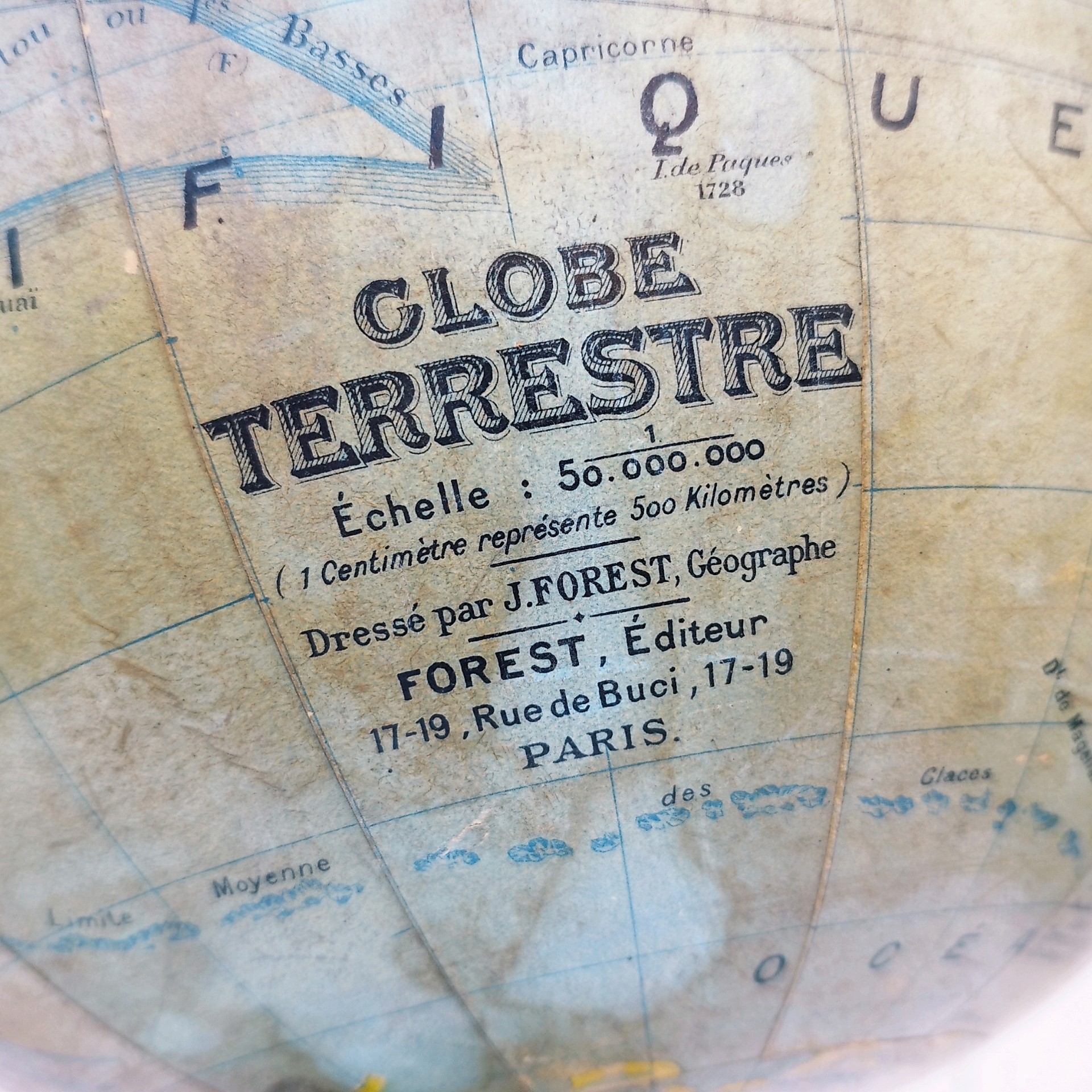 Grand globe Napoléon III en carton recouvert de la carte du monde en papier, pivotant sur un pied en bois noirci , entouré d'une réglette en laiton crée par J.Forest et édité par lui même. Usure du papier sur le dessus du globe, quelques petits manques de papier. Bon état général. Hauteur : 50 cm Diamètre : ~23 cm