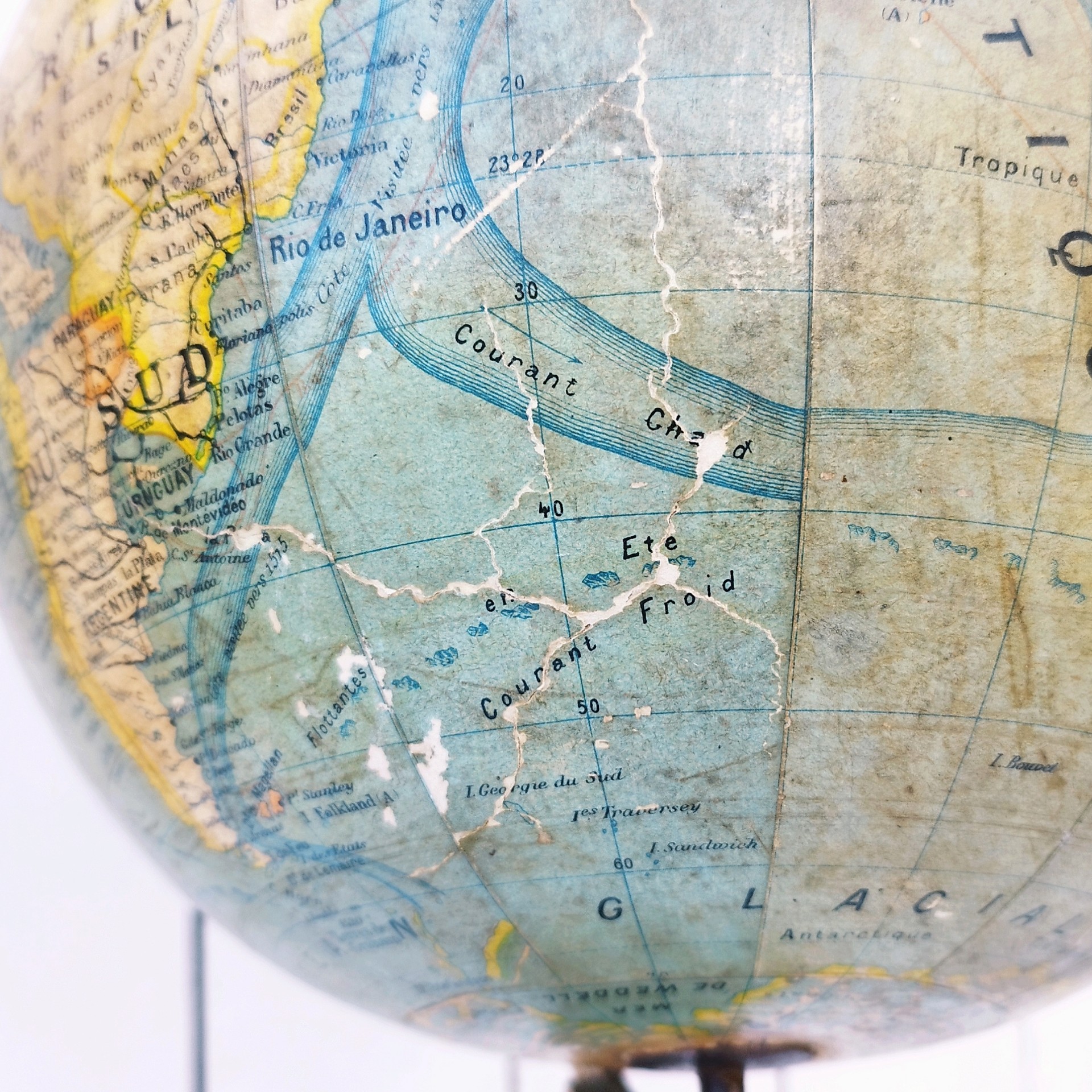 Grand globe Napoléon III en carton recouvert de la carte du monde en papier, pivotant sur un pied en bois noirci , entouré d'une réglette en laiton crée par J.Forest et édité par lui même. Usure du papier sur le dessus du globe, quelques petits manques de papier. Bon état général. Hauteur : 50 cm Diamètre : ~23 cm