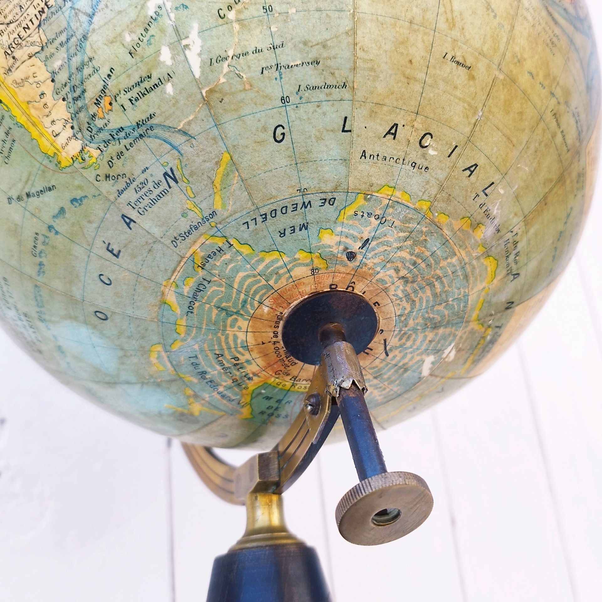 Grand globe Napoléon III en carton recouvert de la carte du monde en papier, pivotant sur un pied en bois noirci , entouré d'une réglette en laiton crée par J.Forest et édité par lui même. Usure du papier sur le dessus du globe, quelques petits manques de papier. Bon état général. Hauteur : 50 cm Diamètre : ~23 cm