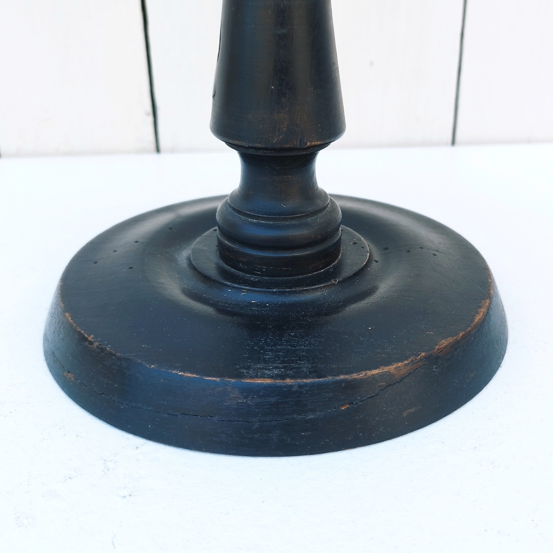 Grand globe Napoléon III en carton recouvert de la carte du monde en papier, pivotant sur un pied en bois noirci , entouré d'une réglette en laiton crée par J.Forest et édité par lui même. Usure du papier sur le dessus du globe, quelques petits manques de papier. Bon état général. Hauteur : 50 cm Diamètre : ~23 cm