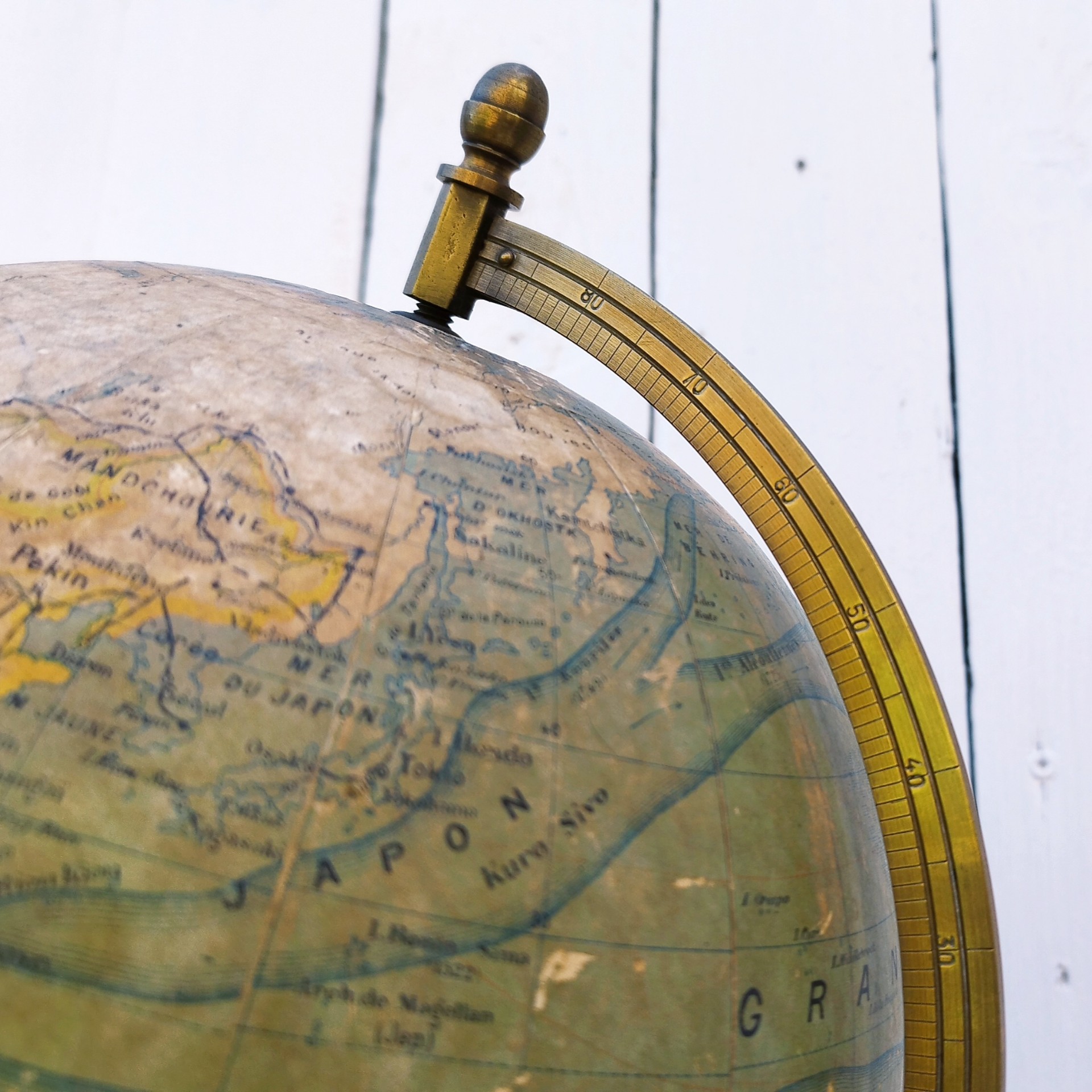 Grand globe Napoléon III en carton recouvert de la carte du monde en papier, pivotant sur un pied en bois noirci , entouré d'une réglette en laiton crée par J.Forest et édité par lui même. Usure du papier sur le dessus du globe, quelques petits manques de papier. Bon état général. Hauteur : 50 cm Diamètre : ~23 cm