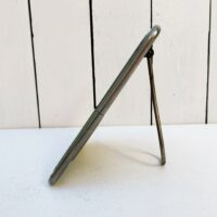 Miroir de barbier simple, structure en métal à poser ou suspendre. Miroir épais biseauté. Quelques rayures sur les miroirs. Traces de corrosion sans gravité . Un petit féle dans un coin.  Bon état général Dimensions : 13,5 x 18 cm