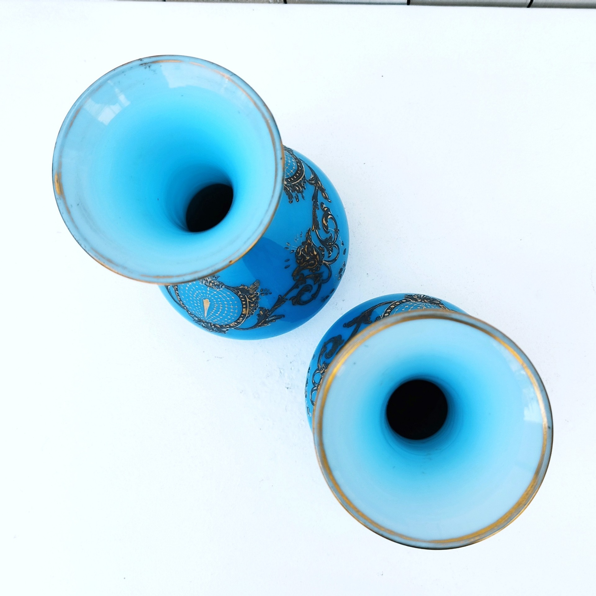 Paire de vase piédouche en opaline bleue turquoise et décor doré de la cristallerie de Baccarat. Epoque Napoléon III. Des petits manques de dorures dans le décor et aux cols. Bon état général Hauteur : 28,5 cm