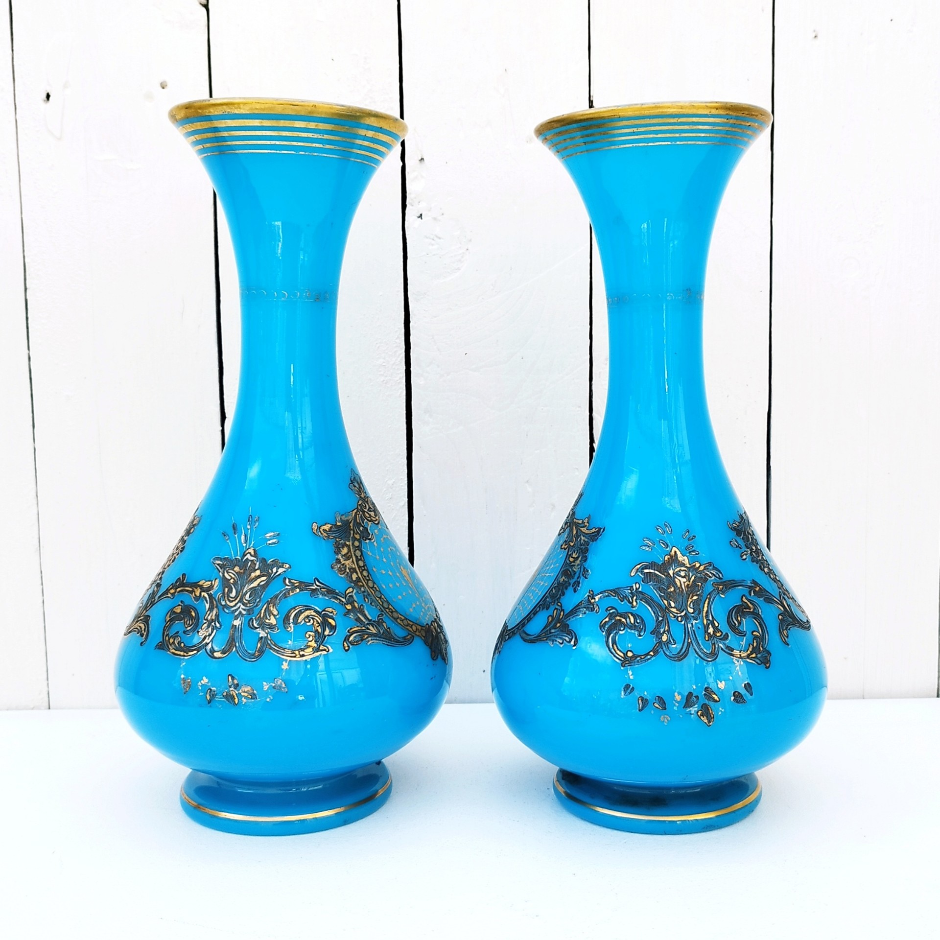 Paire de vase piédouche en opaline bleue turquoise et décor doré de la cristallerie de Baccarat. Epoque Napoléon III. Des petits manques de dorures dans le décor et aux cols. Bon état général Hauteur : 28,5 cm