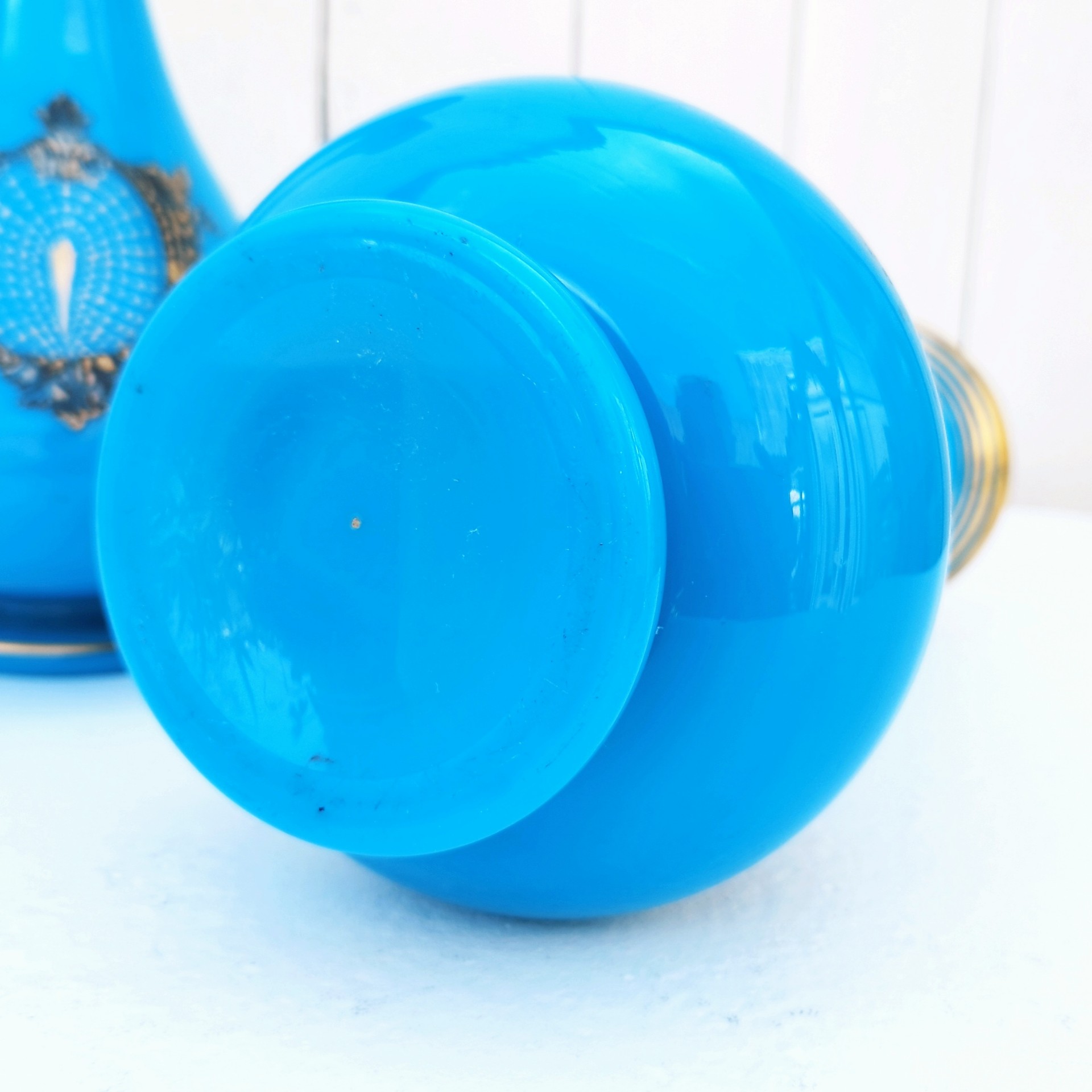 Paire de vase piédouche en opaline bleue turquoise et décor doré de la cristallerie de Baccarat. Epoque Napoléon III. Des petits manques de dorures dans le décor et aux cols. Bon état général Hauteur : 28,5 cm