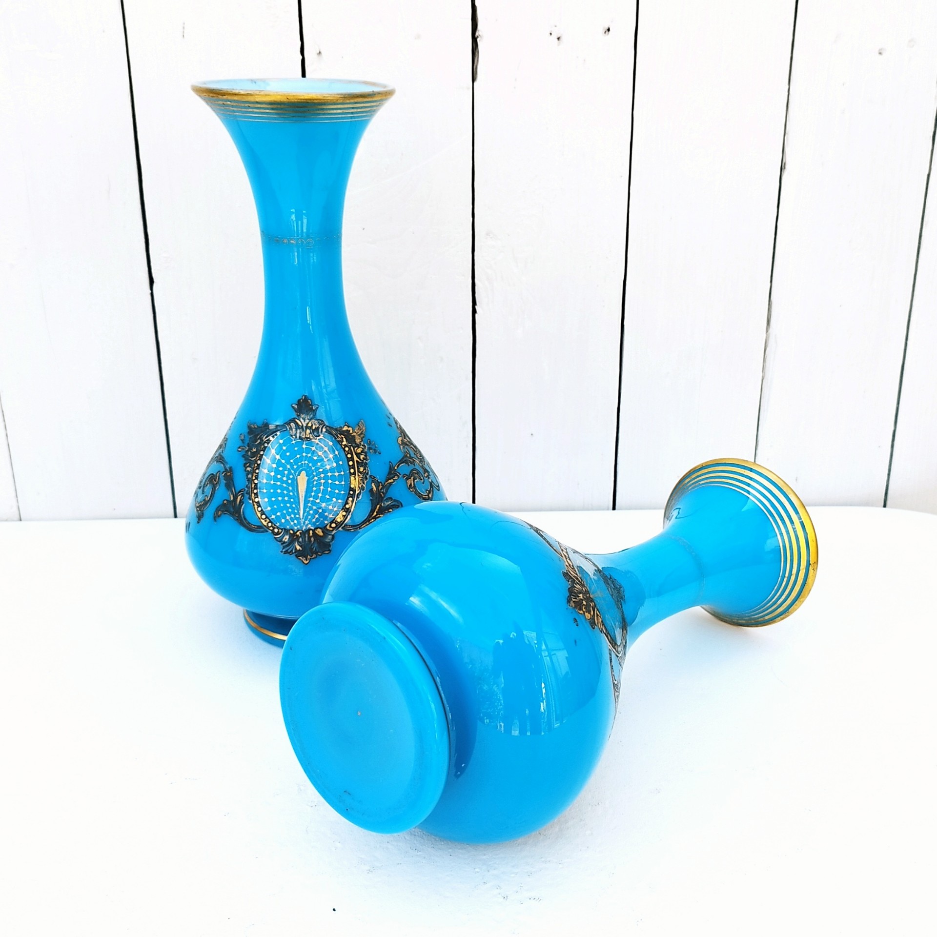 Paire de vase piédouche en opaline bleue turquoise et décor doré de la cristallerie de Baccarat. Epoque Napoléon III. Des petits manques de dorures dans le décor et aux cols. Bon état général Hauteur : 28,5 cm
