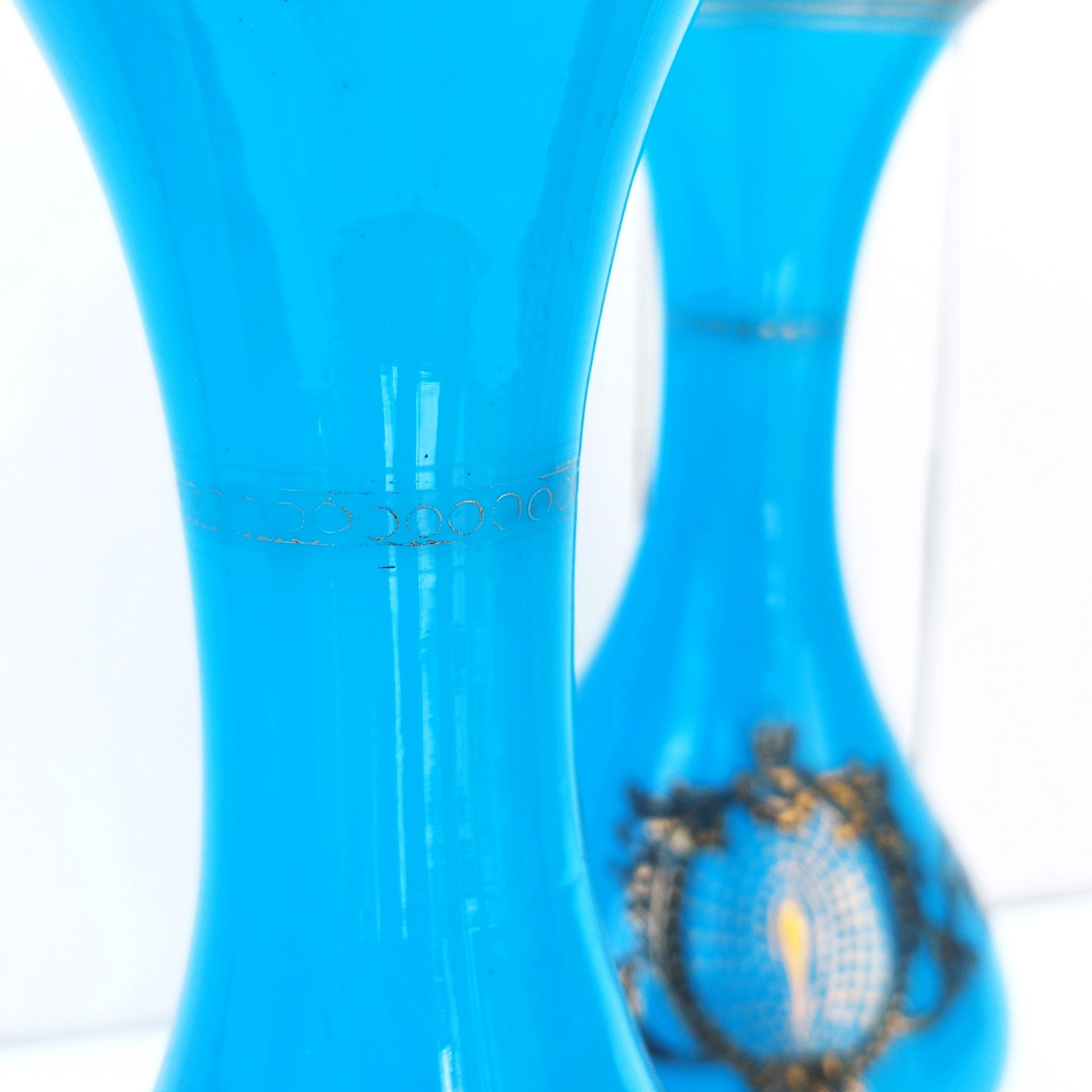 Paire de vase piédouche en opaline bleue turquoise et décor doré de la cristallerie de Baccarat. Epoque Napoléon III. Des petits manques de dorures dans le décor et aux cols. Bon état général Hauteur : 28,5 cm