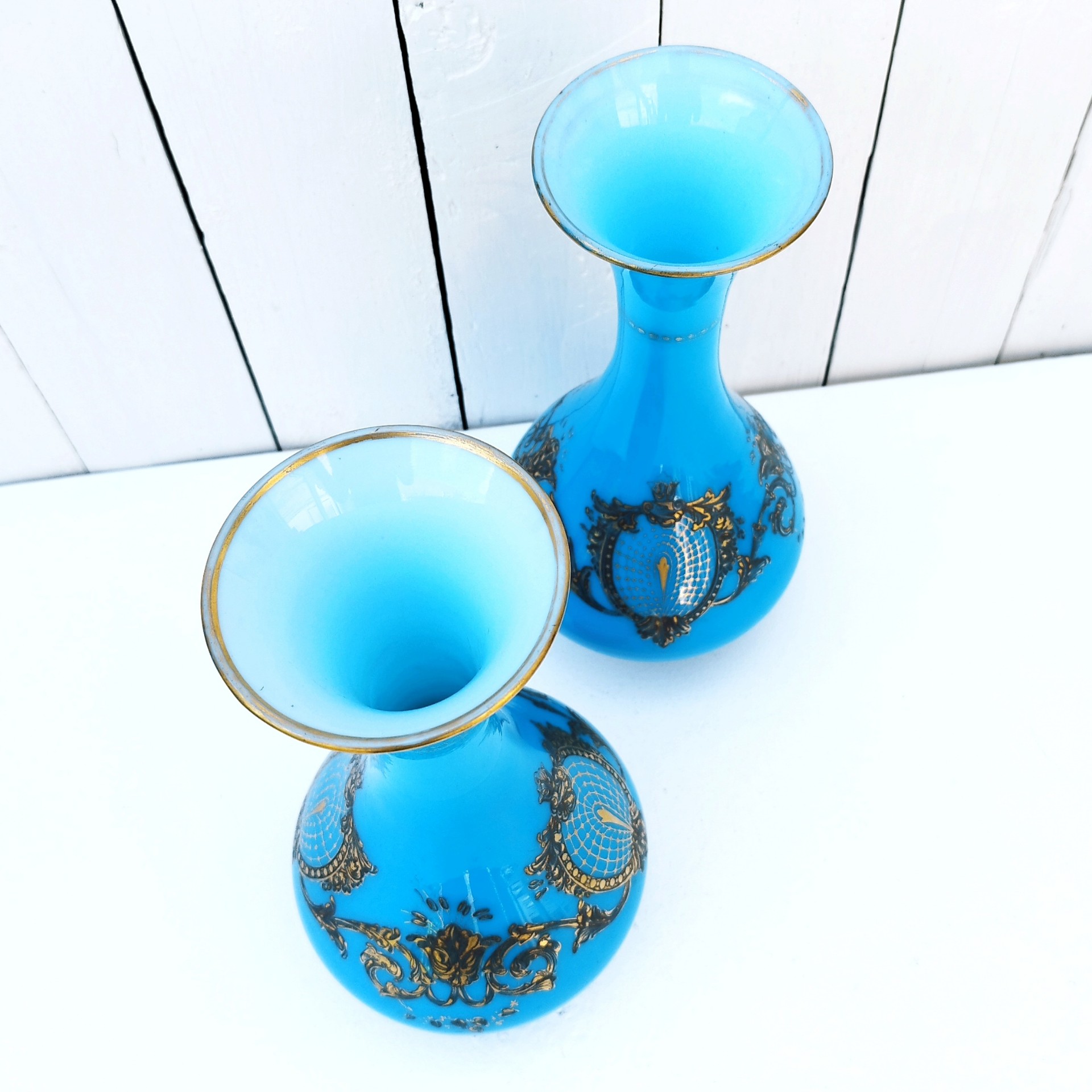 Paire de vase piédouche en opaline bleue turquoise et décor doré de la cristallerie de Baccarat. Epoque Napoléon III. Des petits manques de dorures dans le décor et aux cols. Bon état général Hauteur : 28,5 cm