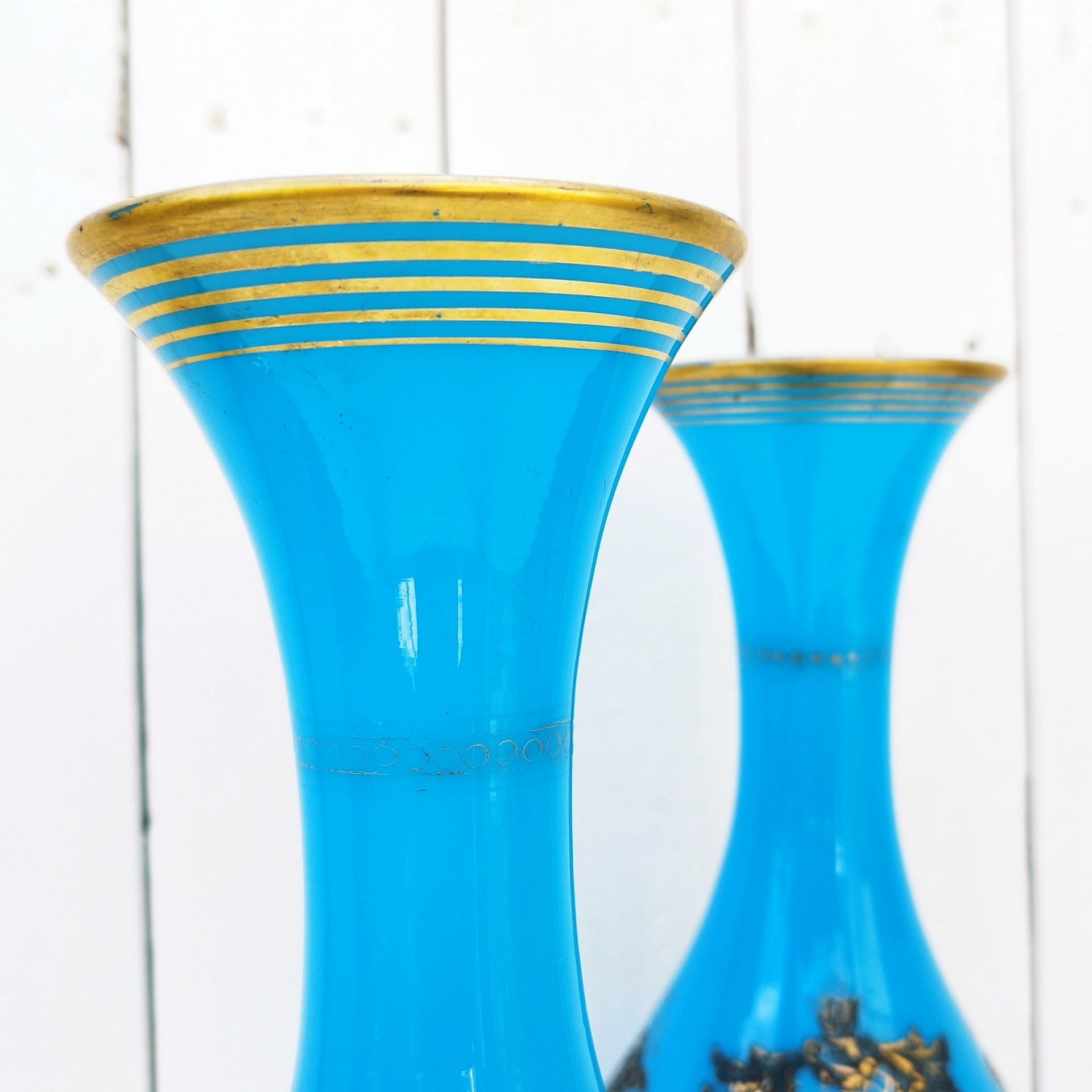Paire de vase piédouche en opaline bleue turquoise et décor doré de la cristallerie de Baccarat. Epoque Napoléon III. Des petits manques de dorures dans le décor et aux cols. Bon état général Hauteur : 28,5 cm