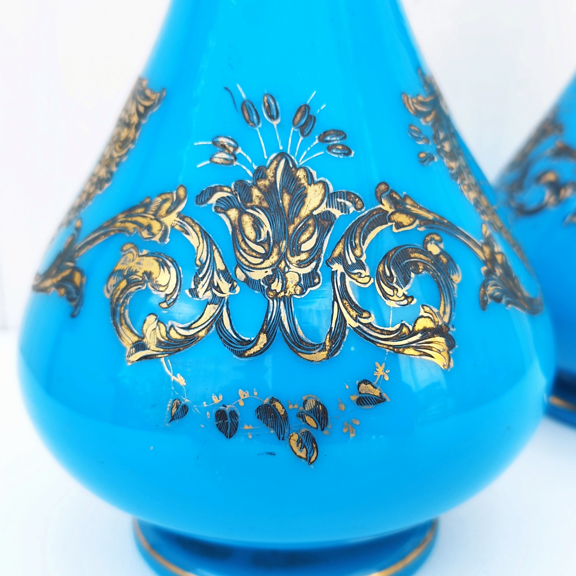 Paire de vase piédouche en opaline bleue turquoise et décor doré de la cristallerie de Baccarat. Epoque Napoléon III. Des petits manques de dorures dans le décor et aux cols. Bon état général Hauteur : 28,5 cm