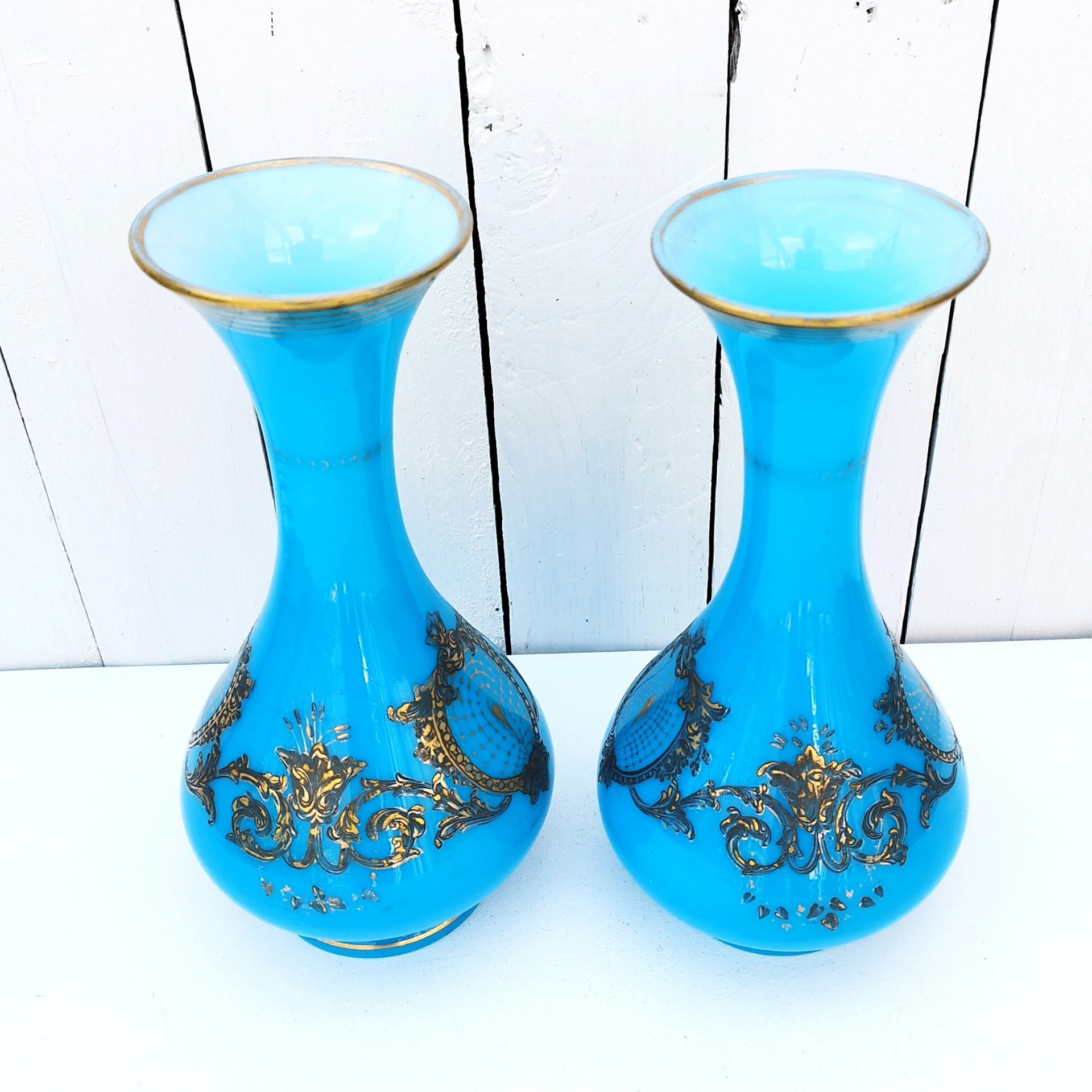 Paire de vase piédouche en opaline bleue turquoise et décor doré de la cristallerie de Baccarat. Epoque Napoléon III. Des petits manques de dorures dans le décor et aux cols. Bon état général Hauteur : 28,5 cm