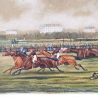 Peinture sur papier représentant une course hippique d'obstacles sur un hippodrome anglais. Au premier plan un cavalier et sa monture à terre après l'obstacle de haie, au second plan trois cavaliers et leurs chevaux au galop formant le trio gagnant , au troisième plan le cavalier et sa monture aussi à terre après l'obstacle. On perçoit un foule derrière les barrières et un mât  avec un drapeau. Sur le fond du tableau des grands bâtiments blancs surplombant une forêt. Jaunissure du ciel exposé à la lumière. Couleurs très vives. Finesses et délicatesses des cavaliers et chevaux. Signé sur le bas à droite John Grant. Petites déchirure sur le coté droit. Bon état général Dimensions : 33 x 22,5 cm