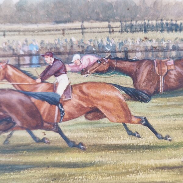 Peinture sur papier représentant une course hippique d'obstacles sur un hippodrome anglais. Au premier plan un cavalier et sa monture à terre après l'obstacle de haie, au second plan trois cavaliers et leurs chevaux au galop formant le trio gagnant , au troisième plan le cavalier et sa monture aussi à terre après l'obstacle. On perçoit un foule derrière les barrières et un mât  avec un drapeau. Sur le fond du tableau des grands bâtiments blancs surplombant une forêt. Jaunissure du ciel exposé à la lumière. Couleurs très vives. Finesses et délicatesses des cavaliers et chevaux. Signé sur le bas à droite John Grant. Petites déchirure sur le coté droit. Bon état général Dimensions : 33 x 22,5 cm