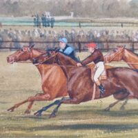 Peinture sur papier représentant une course hippique d'obstacles sur un hippodrome anglais. Au premier plan un cavalier et sa monture à terre après l'obstacle de haie, au second plan trois cavaliers et leurs chevaux au galop formant le trio gagnant , au troisième plan le cavalier et sa monture aussi à terre après l'obstacle. On perçoit un foule derrière les barrières et un mât  avec un drapeau. Sur le fond du tableau des grands bâtiments blancs surplombant une forêt. Jaunissure du ciel exposé à la lumière. Couleurs très vives. Finesses et délicatesses des cavaliers et chevaux. Signé sur le bas à droite John Grant. Petites déchirure sur le coté droit. Bon état général Dimensions : 33 x 22,5 cm