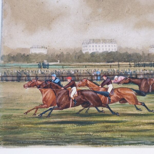 Peinture sur papier représentant une course hippique d'obstacles sur un hippodrome anglais. Au premier plan un cavalier et sa monture à terre après l'obstacle de haie, au second plan trois cavaliers et leurs chevaux au galop formant le trio gagnant , au troisième plan le cavalier et sa monture aussi à terre après l'obstacle. On perçoit un foule derrière les barrières et un mât  avec un drapeau. Sur le fond du tableau des grands bâtiments blancs surplombant une forêt. Jaunissure du ciel exposé à la lumière. Couleurs très vives. Finesses et délicatesses des cavaliers et chevaux. Signé sur le bas à droite John Grant. Petites déchirure sur le coté droit. Bon état général Dimensions : 33 x 22,5 cm