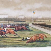 Peinture sur papier représentant une course hippique d'obstacles sur un hippodrome anglais. Au premier plan un cavalier et sa monture à terre après l'obstacle de haie, au second plan trois cavaliers et leurs chevaux au galop formant le trio gagnant , au troisième plan le cavalier et sa monture aussi à terre après l'obstacle. On perçoit un foule derrière les barrières et un mât  avec un drapeau. Sur le fond du tableau des grands bâtiments blancs surplombant une forêt. Jaunissure du ciel exposé à la lumière. Couleurs très vives. Finesses et délicatesses des cavaliers et chevaux. Signé sur le bas à droite John Grant. Petites déchirure sur le coté droit. Bon état général Dimensions : 33 x 22,5 cm