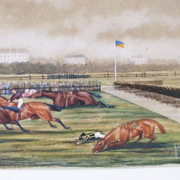 Peinture sur papier représentant une course hippique d'obstacles sur un hippodrome anglais. Au premier plan un cavalier et sa monture à terre après l'obstacle de haie, au second plan trois cavaliers et leurs chevaux au galop formant le trio gagnant , au troisième plan le cavalier et sa monture aussi à terre après l'obstacle. On perçoit un foule derrière les barrières et un mât  avec un drapeau. Sur le fond du tableau des grands bâtiments blancs surplombant une forêt. Jaunissure du ciel exposé à la lumière. Couleurs très vives. Finesses et délicatesses des cavaliers et chevaux. Signé sur le bas à droite John Grant. Petites déchirure sur le coté droit. Bon état général Dimensions : 33 x 22,5 cm