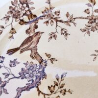 Plat ovale terre de fer en faïence anglaise, modèle Alton. Décor d'un oiseau sur des branchages fleuris. Très bon état Dimensions : 28 x 22,5 cm