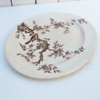 Plat ovale terre de fer en faïence anglaise, modèle Alton. Décor d'un oiseau sur des branchages fleuris. Très bon état Dimensions : 28 x 22,5 cm