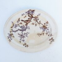 Plat ovale terre de fer en faïence anglaise, modèle Alton. Décor d'un oiseau sur des branchages fleuris. Très bon état Dimensions : 28 x 22,5 cm