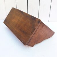 Porte lettres, rangement courrier en bois vernis comprenant quatre compartiments de rangements. Un écli de bois sur l'arrière. Petites traces d'usage. Bon état général. Dimensions  : 29,5 x 21 x 13 cm