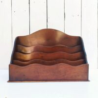 Porte lettres, rangement courrier en bois vernis comprenant quatre compartiments de rangements. Un écli de bois sur l'arrière. Petites traces d'usage. Bon état général. Dimensions  : 29,5 x 21 x 13 cm