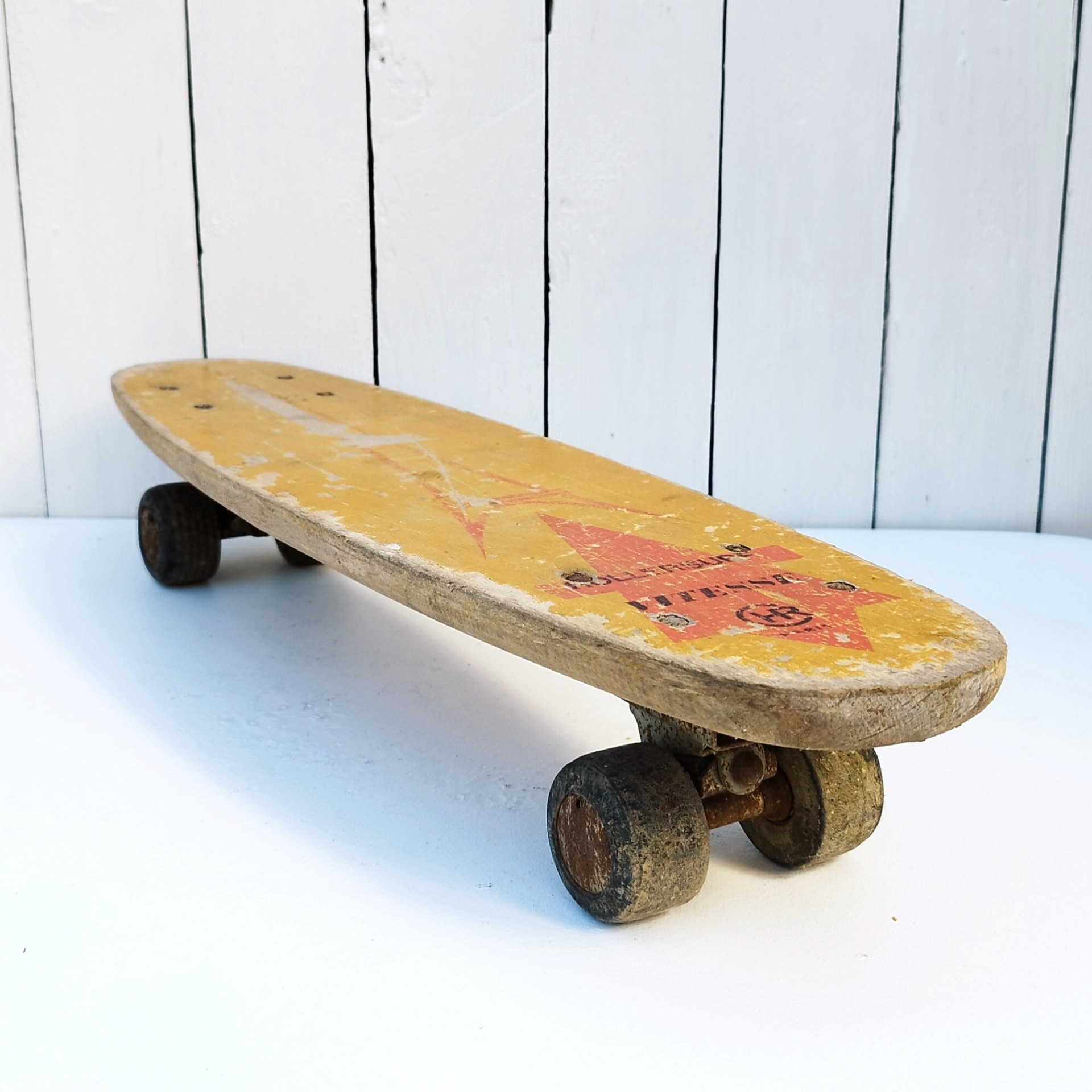 Ancien skate board ou roller surf en bois de la marque CHR vitesse Paris. Possède ses quatre roues, Il est roulant (mériterait un peu de graisse). Traces d'usage, manque de peinture, des chocs. Il a servi. Etat d'usage Longueur : 57,5 cm Largeur max : 14,5 cm